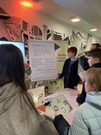 Stand der Medienscouts am KGL in der Pausenhalle zum Safer Internet Day